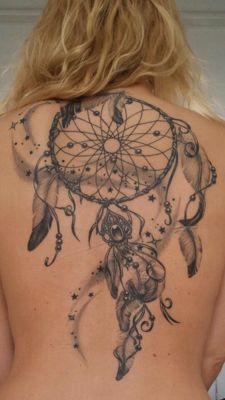  Tatouage attrape rêve de très grande taille sur l'intégralité du dos